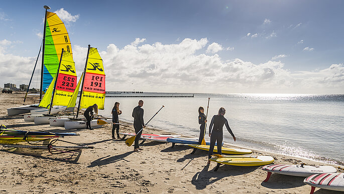 SUP Boards liegen am Strand in Großenbrode